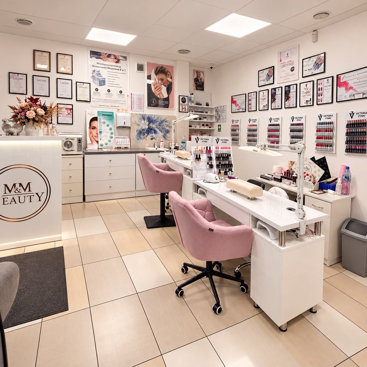 Wnętrze salonu M&M Beauty z różowymi fotelami